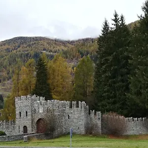 Un Nido Nella Torre Del Castello Ponte Di Legno